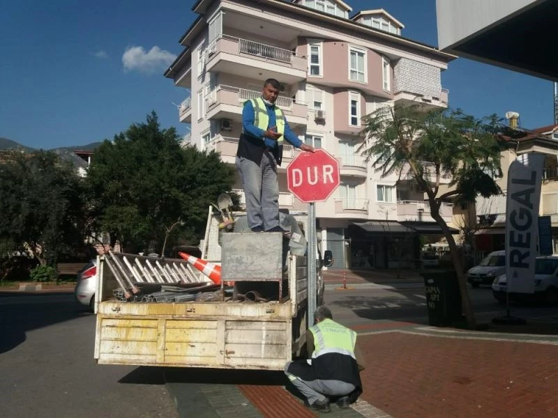 Alanya’da trafik levhaları yenileniyor
