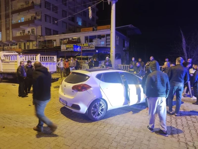 Hızını alamayıp 4 araca çarptı, olay yerinden kaçtı
