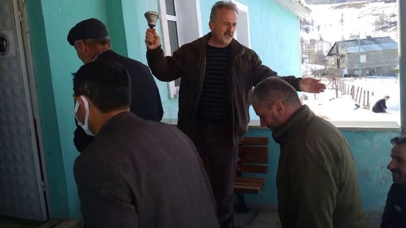 İsmail öğretmen, ilk görev yaptığı okulda ders zilini 28 yıl sonra yeniden çaldı
