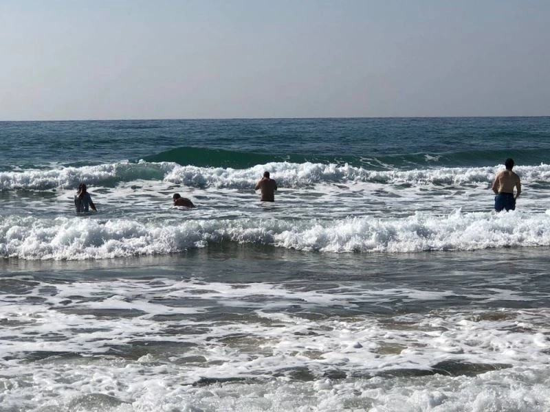 Turistlerin dalgaya rağmen deniz keyfi
