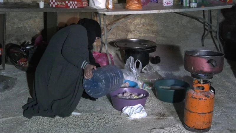 (Özel) İsrail güçleri engelledi, Filistinli aile mağarayı eve çevirdi
