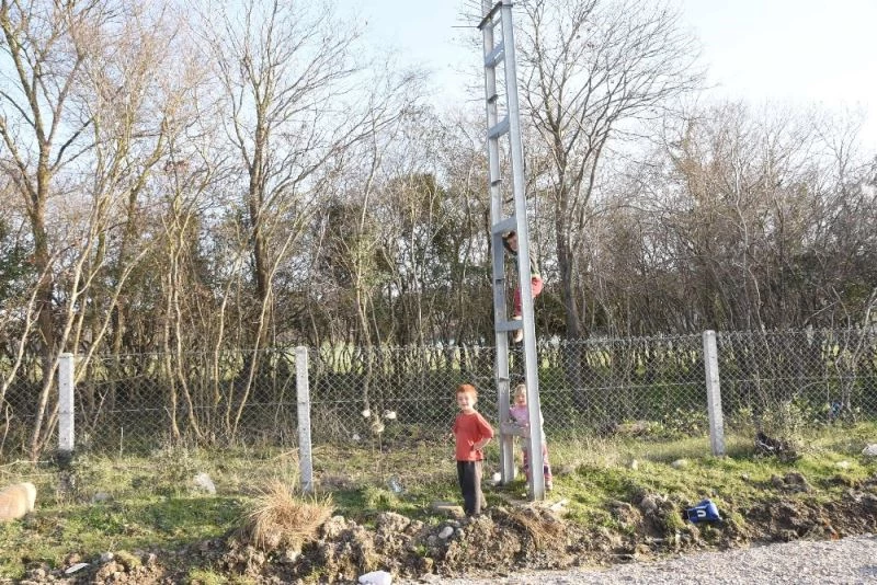 Sinop’ta yüksek gerilim hattı direğinde çocukların tehlikeli oyunu
