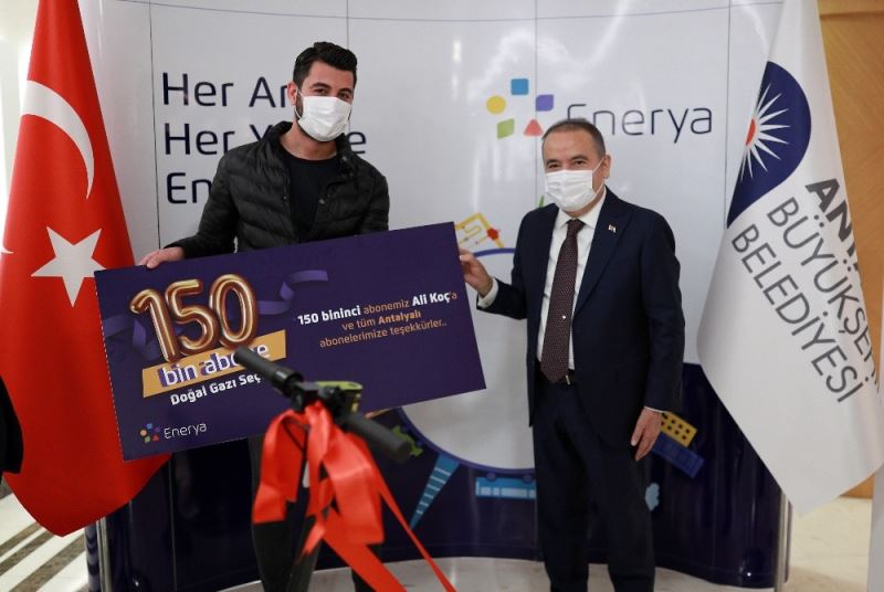 Başkan Böcek’ten 150 bininci doğal gaz abonesine ödül
