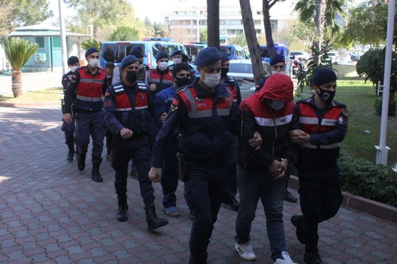 37’ si çocuk 176 göçmeni tekneyle Avrupa ülkelerine kaçırmaya çalışan 11 şüpheli adliyeye sevk edildi
