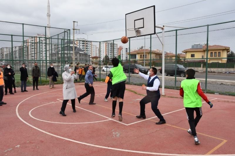 Bağlar Belediye Başkanı Beyoğlu, çocuklarla basketbol oynadı
