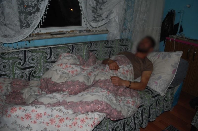 Eşine laf atan şahısları uyardı, dayak yedi
