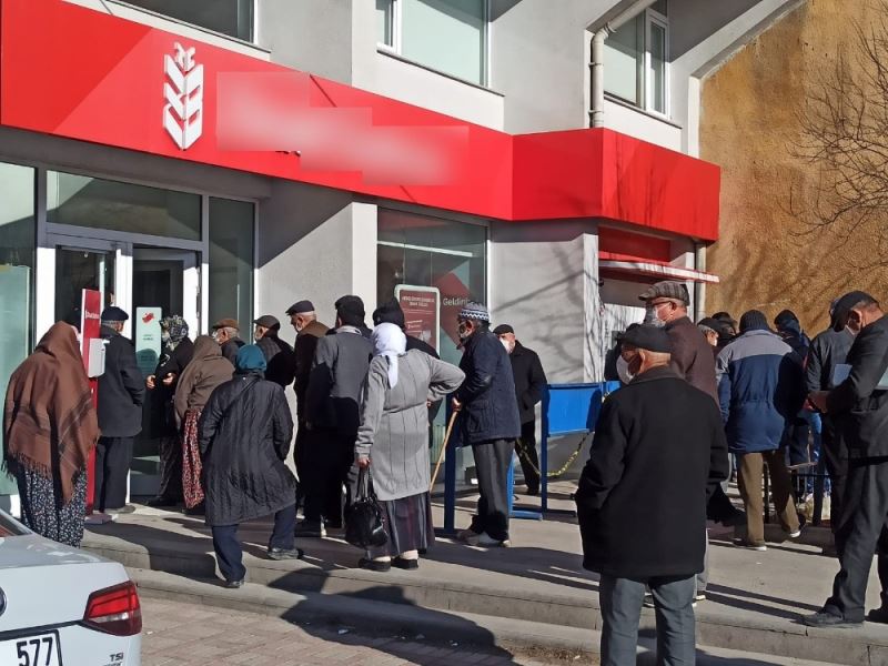 Banka önlerinde sosyal mesafenin unutulduğu kuyruklar oluştu
