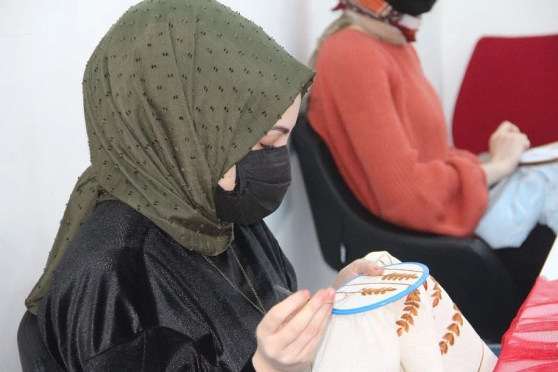 Geleneksel tel kırma eğitimi alan kadın kursiyerler birbirinden güzel nakış çeşitleri yapıyor
