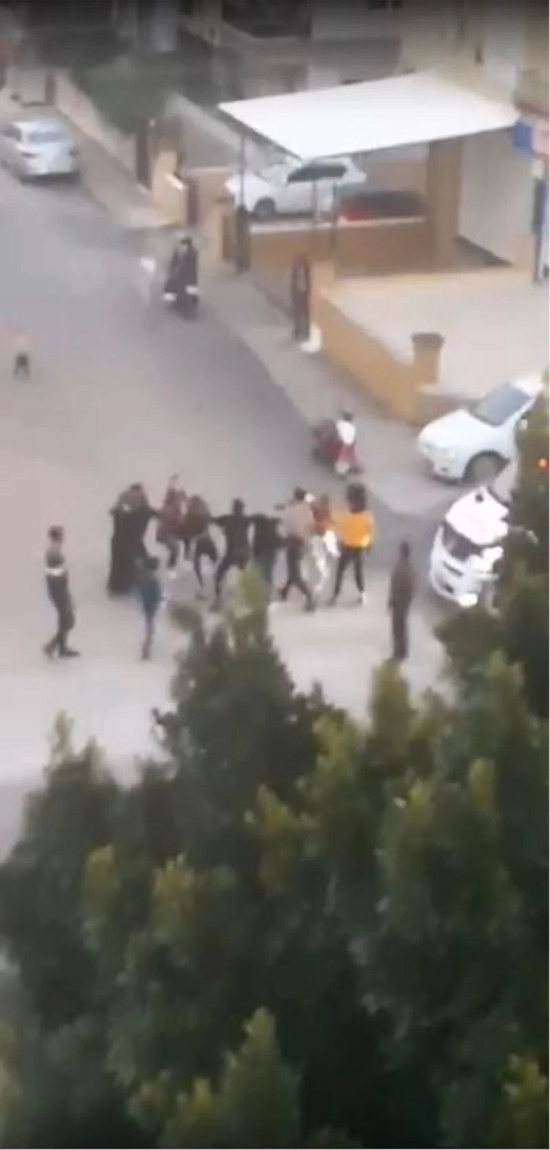 Sokağa çıkma kısıtlamasında saç saça baş başa yumruklu kavga
