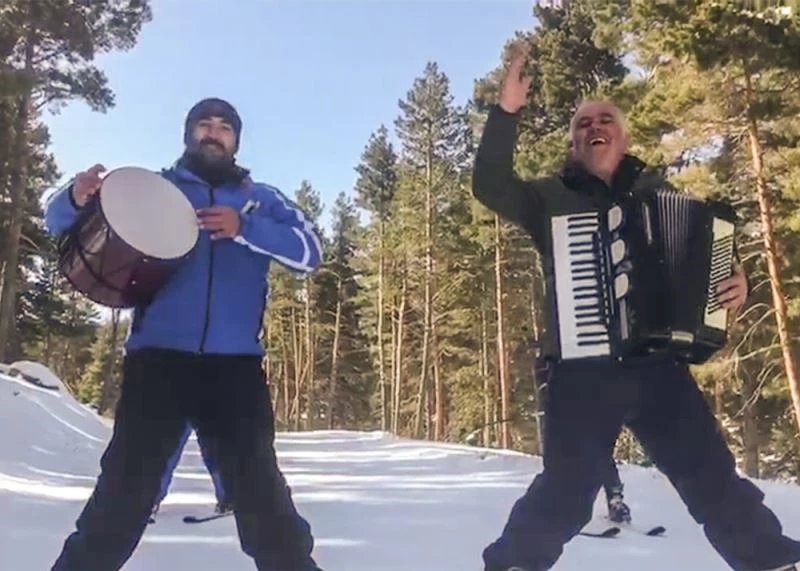 Enstrüman eşliğinde kayak keyfi
