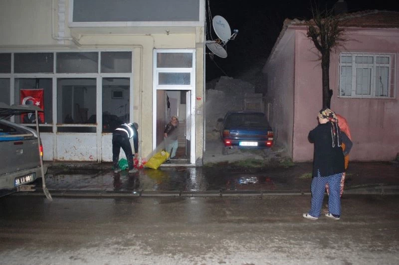 Basınca dayanamayan boru patladı, fışkıran su yaşlı kadını isyan ettirdi: “Yangın var diye bağıracağım şimdi”
