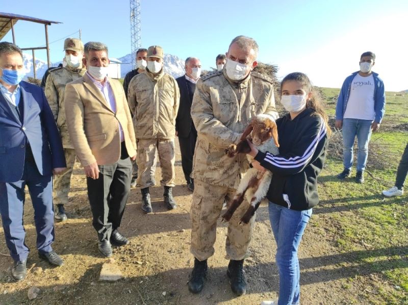 Gazi kızından komutana ’kınalı kuzu’ sürprizi
