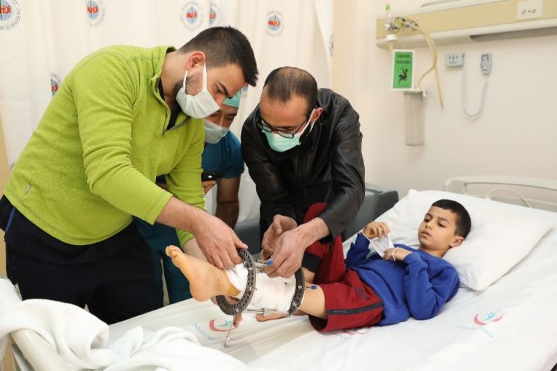 Türkiye’de ameliyat olan 9 yaşındaki Suriyeli Cafer: “Güreşçi olmak istiyorum”
