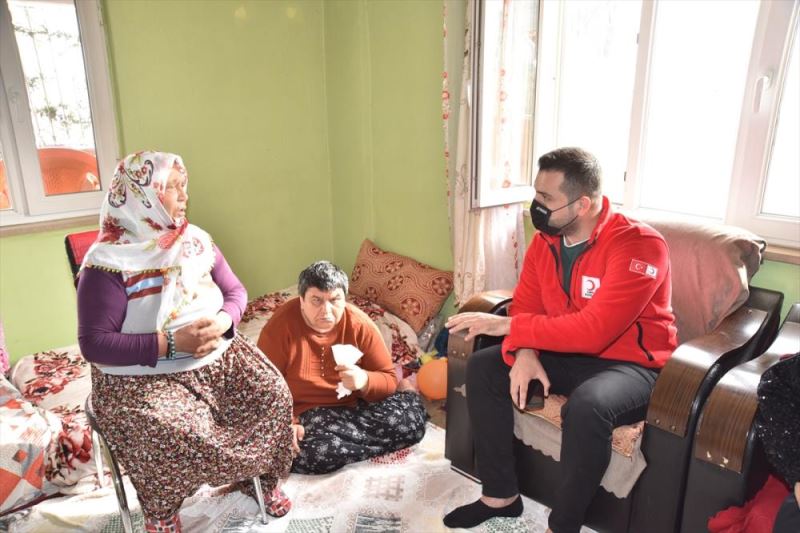 Doğuştan engelli 3 çocuğuna fedakarca bakan Kahramanmaraşlı anneye Türk Kızılaydan ziyaret