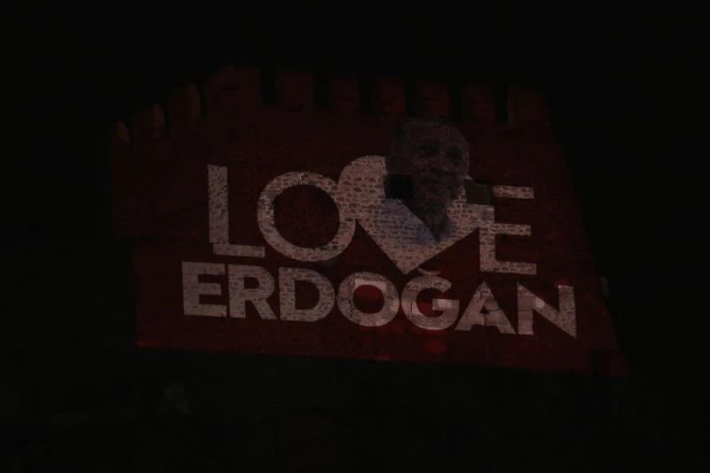 Ankara Kalesi’ne “ Love Erdoğan” görseli
