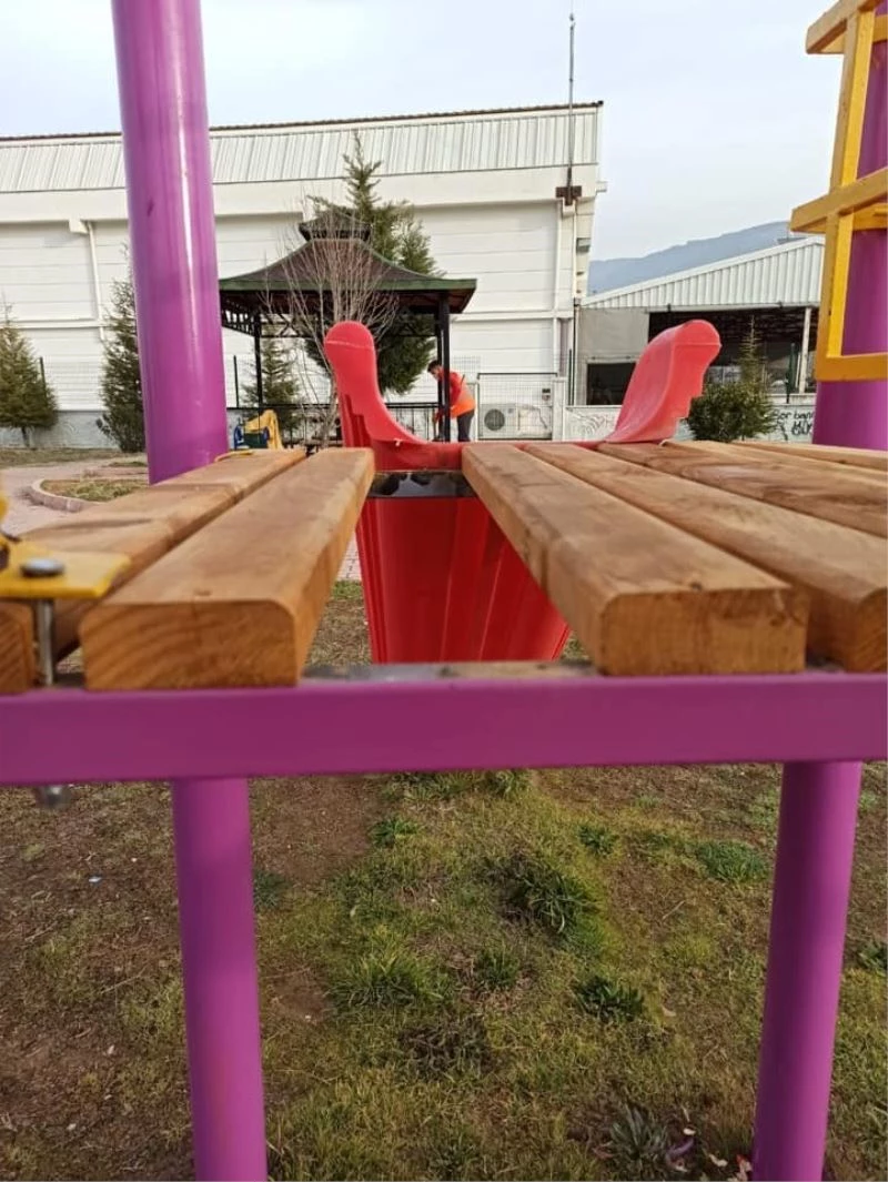 Parktaki oyun alanın tahtalarını yaktılar
