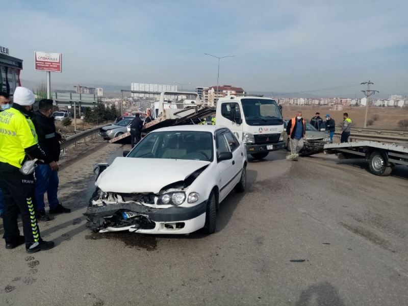 Kırıkkale’de üç araçlı zincirleme kaza: 4 yaralı
