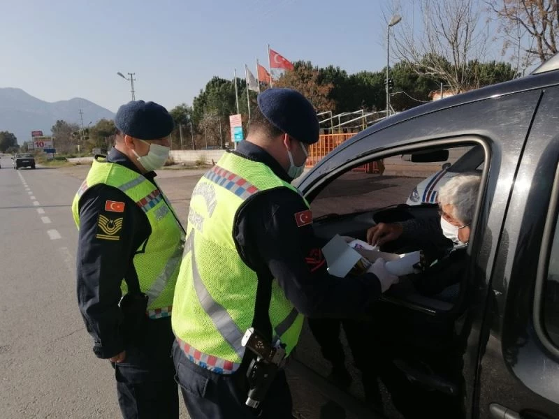 Jandarma denetlediği sürücülere kandil simidi ikram etti
