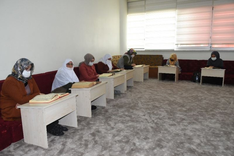 84 yaşındaki Hamide Nine Şahinbey Belediyesi’nin kurslarında Kur’an-ı Kerim öğrendi
