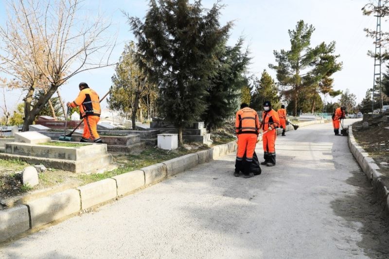 Battalgazi’deki mezarlıklar yoğun bakıma alındı
