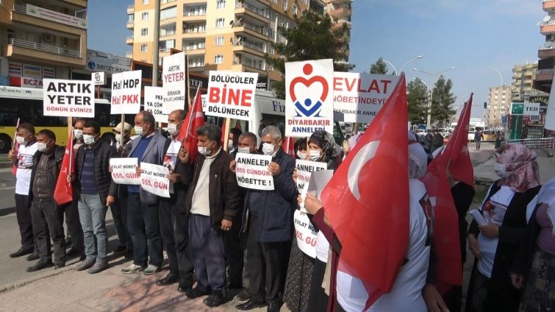 Diyarbakır’da evlat nöbetindeki aileler, ‘Kahrolsun HDP ve PKK’ sloganları ile yürüdü
