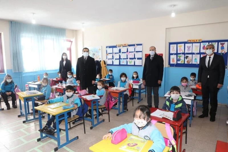 Vali Öksüz, öğrencilerin mutluluğuna ortak oldu
