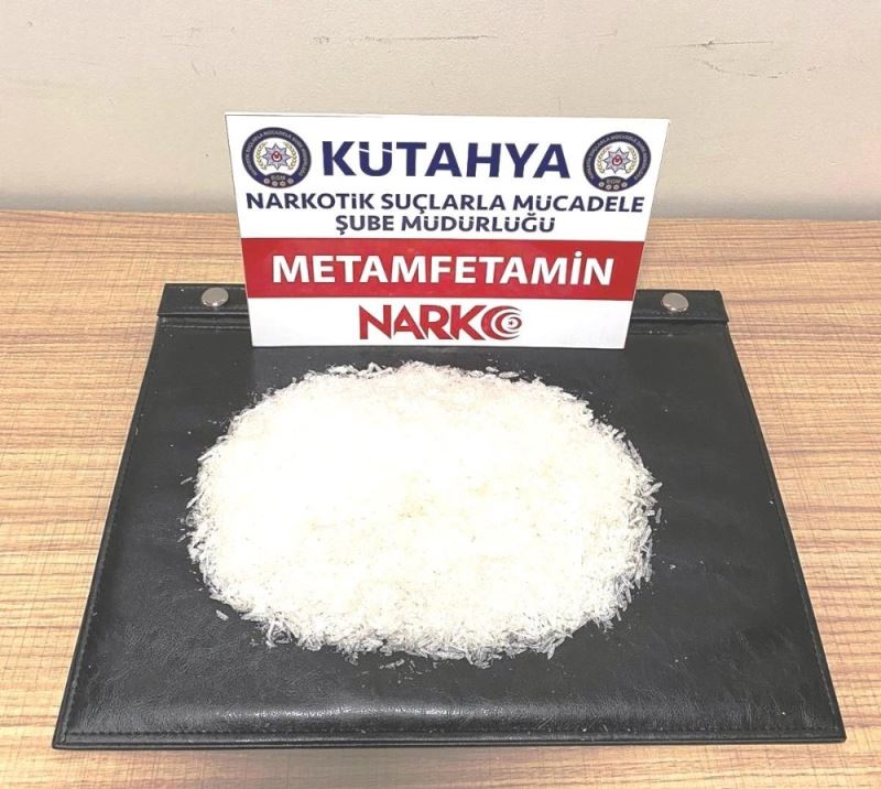 Kütahya’da bir araçta 910 gram metamfetamin maddesi ele geçirildi
