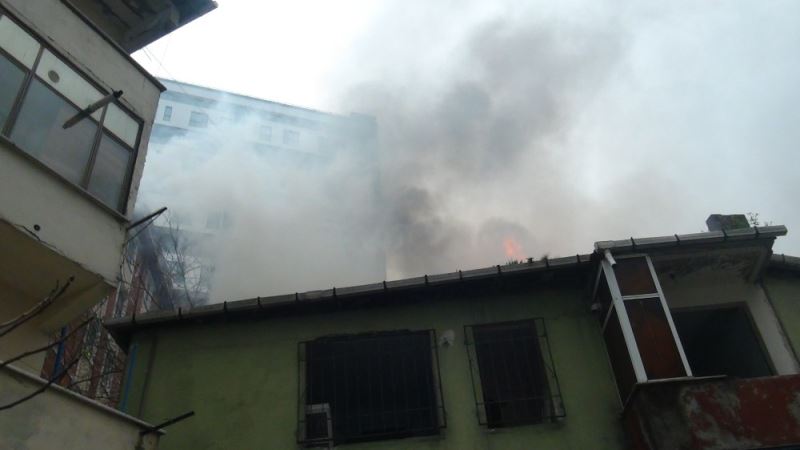 (Özel) Kağıthane’de yangın paniği: Binanın çatısı alev alev yandı
