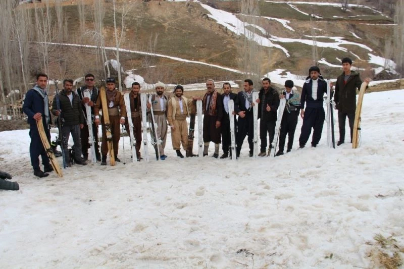 Yöresel kıyafetli gençler yeni kayak takımlarıyla kaymanın keyfini yaşadı
