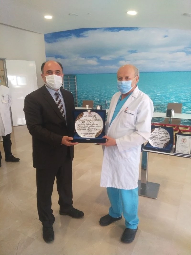 Mesleğe yıllarını veren doktorlara plaket
