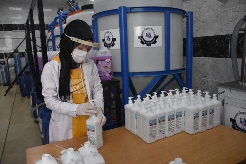 Bitlis’teki meslek lisesinden 1 milyon 700 bin lira dezenfektan cirosu
