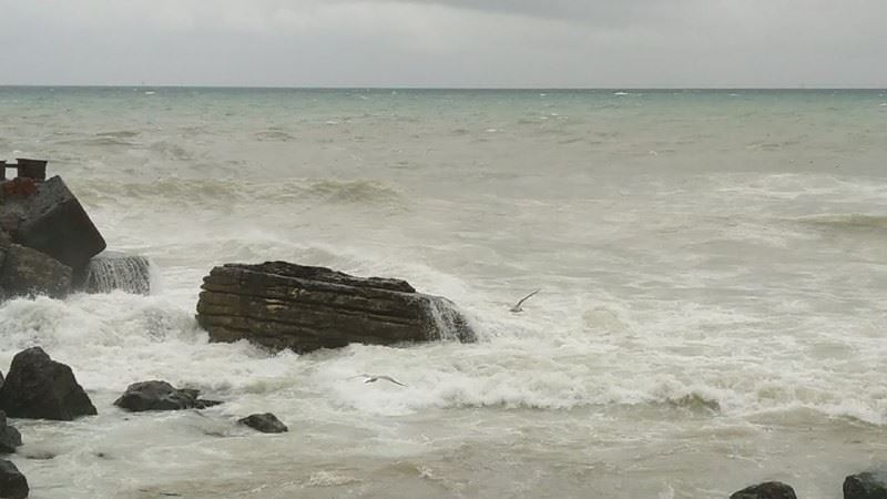 Karadeniz’de dalgalar sahilleri dövüyor

