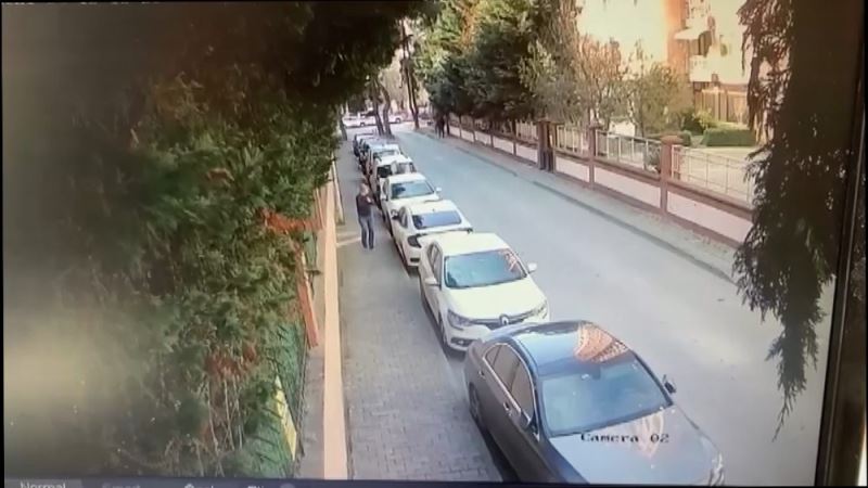 (Özel)- Kadıköy’de güpegündüz arabanın camını patlatıp, hırsızlık yaptı
