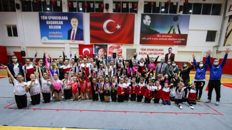 Başkan Sandal’dan başarılı sporculara madalya
