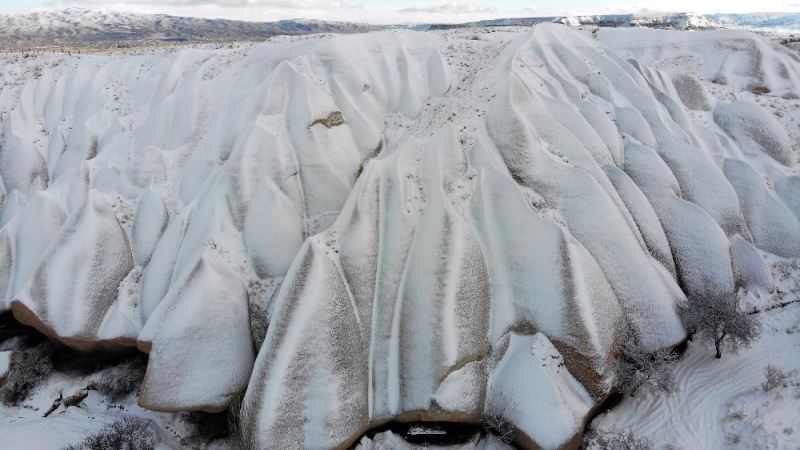 Kapadokya’da karla kaplı peribacaları hayran bırakıyor
