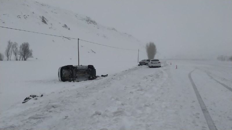 Yoğun kar yağışı ve tipi kazaları beraberinde getirdi
