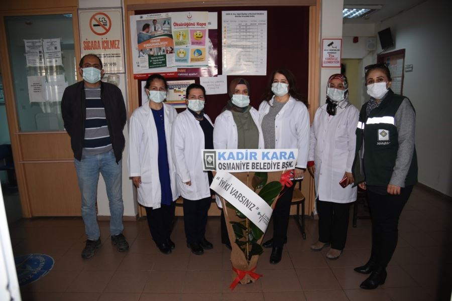 Osmaniye Belediyesi Tıp Bayramı Dolayısıyla Sağlık Çalışanlarına Çiçek Takdim Etti
