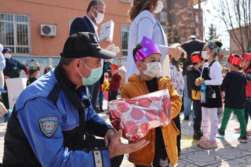 Anaokulu öğrencilerine palyaçolu eğlence
