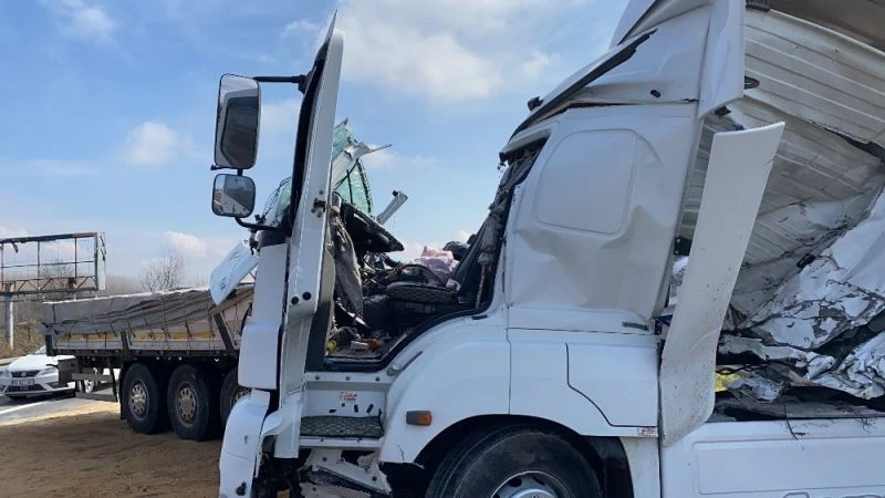 TEM’de 2 tır çarpıştı İstanbul istikameti trafiğe kapandı
