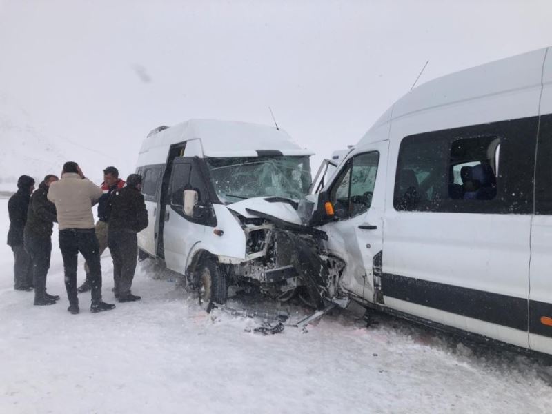 Minibüsler kafa kafaya çarpıştı: 17 yaralı
