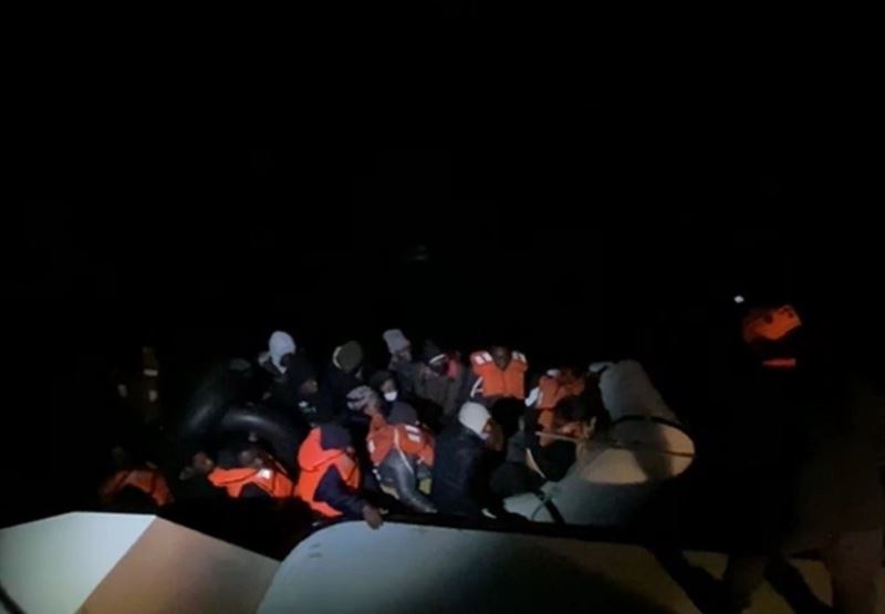 Sürüklenen lastik bottaki 34 düzensiz göçmen kurtarıldı
