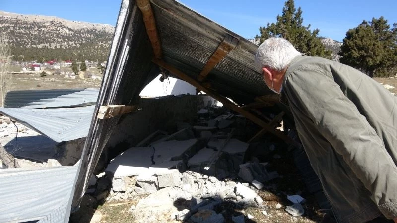 Mersin’de şiddetli rüzgarın yol açtığı hasarın yaraları sarılıyor
