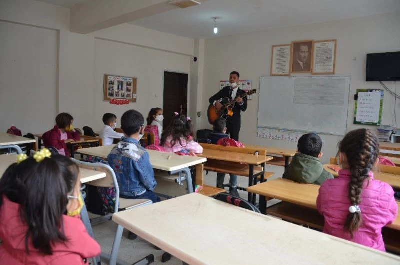 Mezun olduğu okulda müdür oldu, gitarıyla konser verip öğrencileri eğlendirdi

