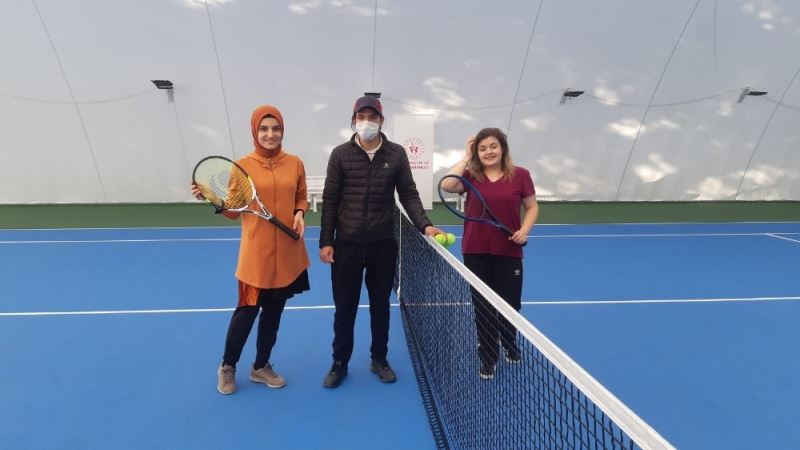 Demirci’de sağlık çalışanları tenis turnuvasında buluştu
