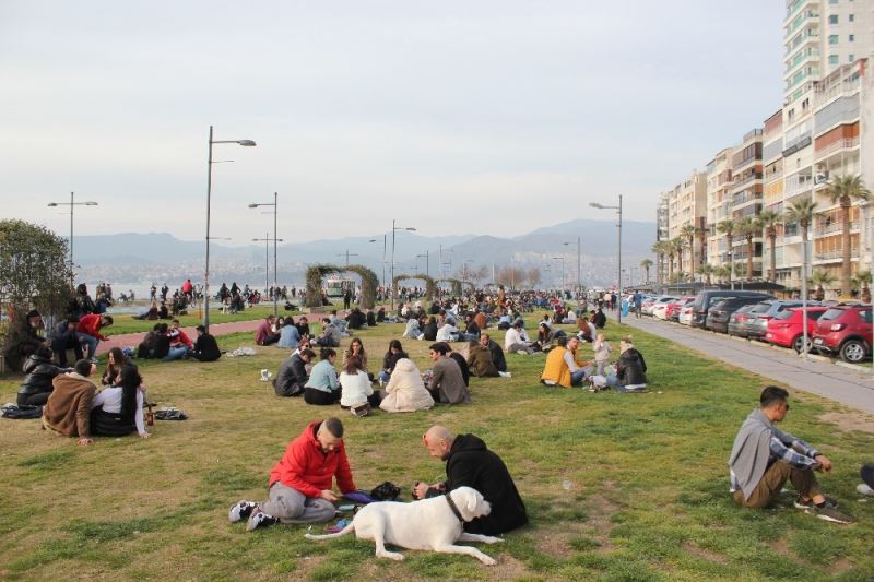 İzmir’de ‘kırmızı alarm’ uyarısına rağmen ürküten yoğunluk
