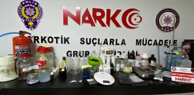 Alanya’da uyuşturucu imalathanesine çevrilen eve baskın
