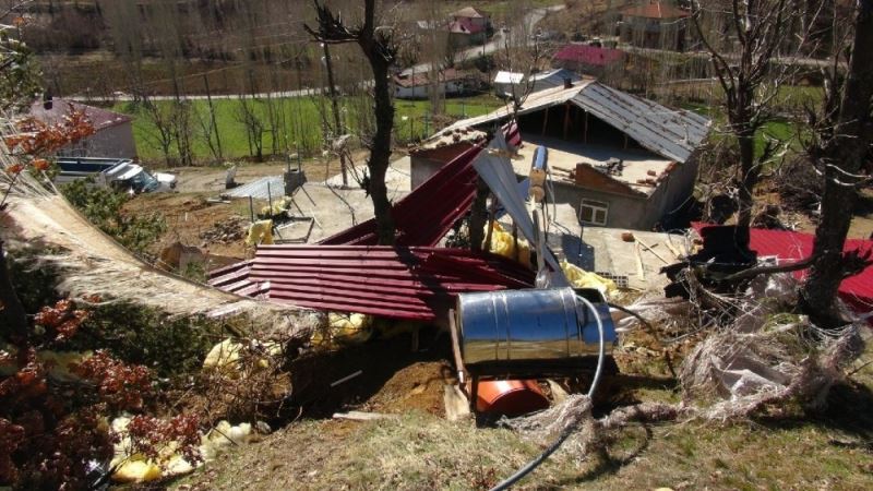 Malatya’da fırtına onlarca ahırın ve evin çatısını uçurdu
