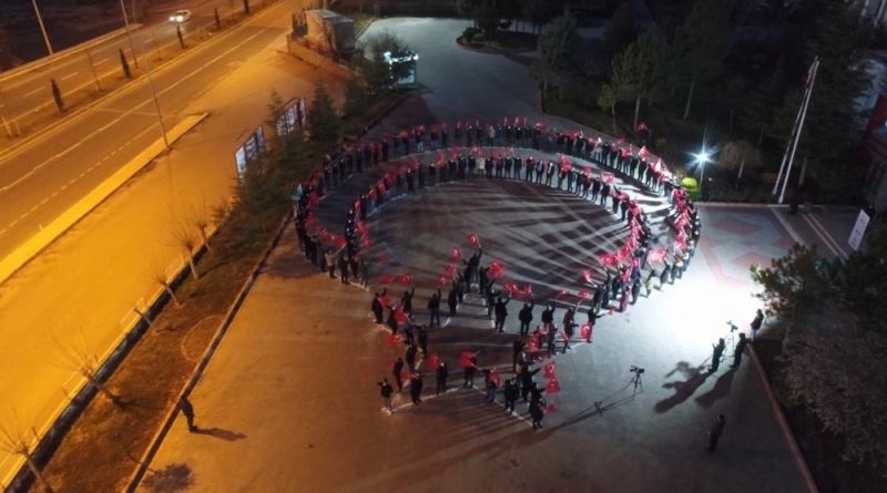 Saatler 19.21’i gösterdiğinde ay yıldız koreografisiyle İstiklal Marşı okudular
