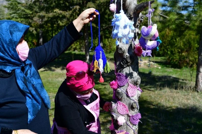 Kurumuş ağaçları el örgüsü ürünlerle süsleyip kesilmesini önlediler
