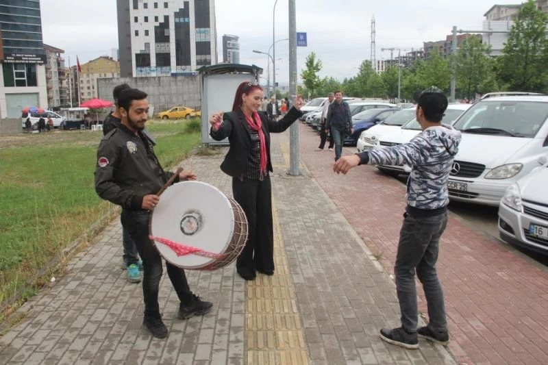 ’Boşandım’ diye davul zurna çaldırdı, şimdi de uzaklaştırma kararı aldırdı

